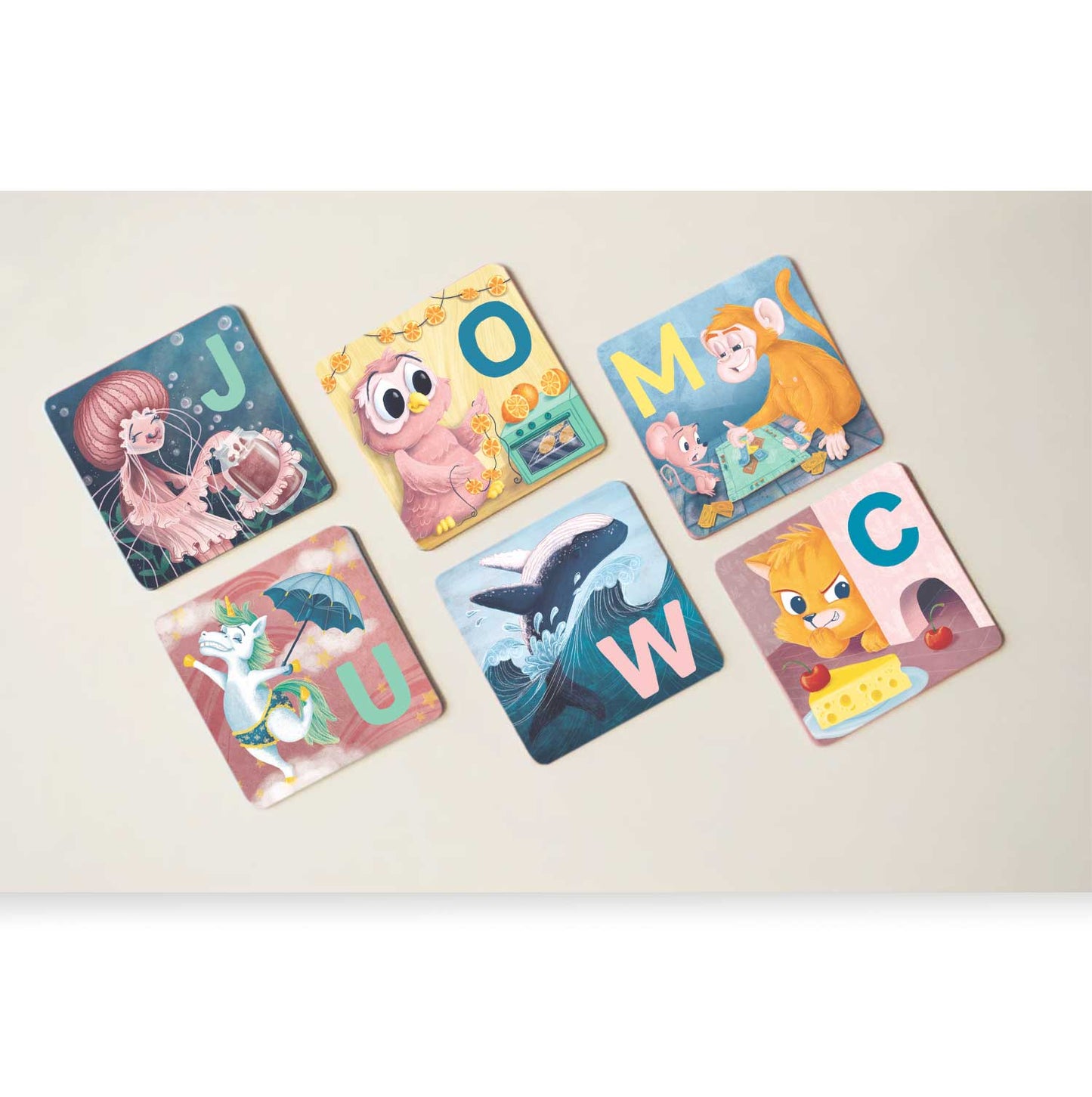 Kartice lahko uporabite tudi za pripovedovanje in tvorjenje stavkov. Sprašujte otroka, kaj se na kartici dogaja, vklopite domišljijo in si predstavljajte, kaj se je zgodilo pred dogajanjem na sliki in kako se bo zgodba zaključila. Skupaj ustvarjajte zgodbice in tako pomembno prispevajte h govorno-jezikovnem razvoju otroka.